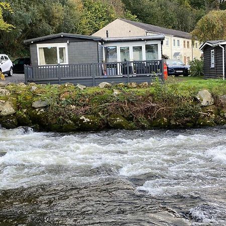 Stunning 3 Bed Riverside Cabin In Snowdonia Caeathro Eksteriør bilde