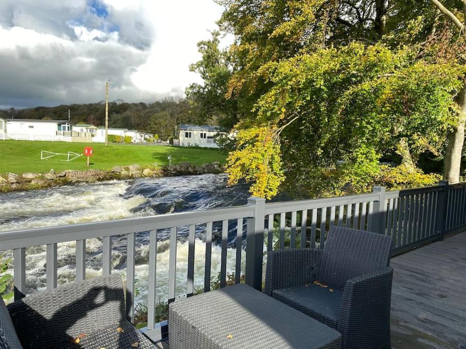 Stunning 3 Bed Riverside Cabin In Snowdonia Caeathro Eksteriør bilde