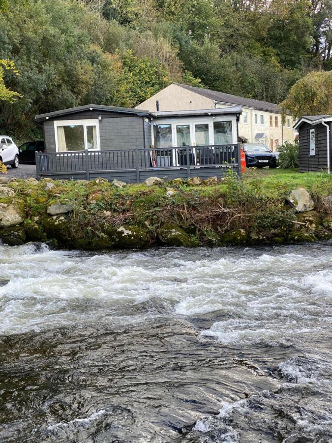 Stunning 3 Bed Riverside Cabin In Snowdonia Caeathro Eksteriør bilde