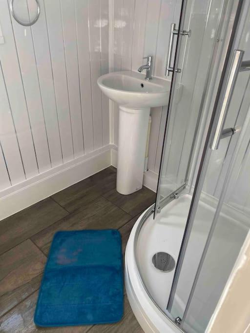 Stunning 3 Bed Riverside Cabin In Snowdonia Caeathro Eksteriør bilde