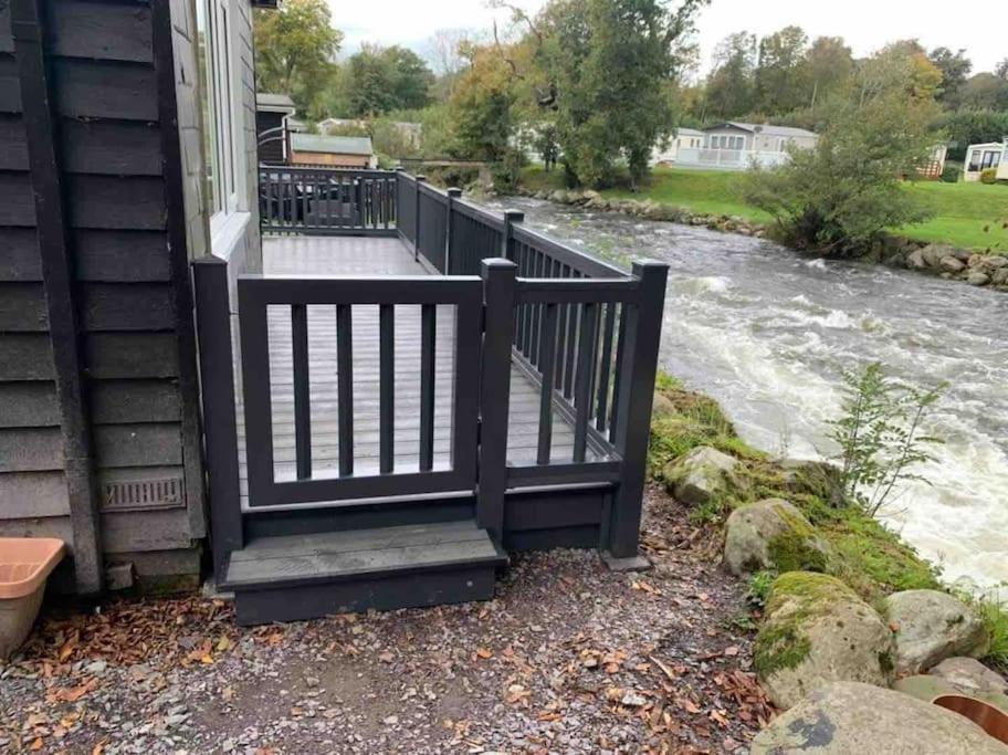 Stunning 3 Bed Riverside Cabin In Snowdonia Caeathro Eksteriør bilde