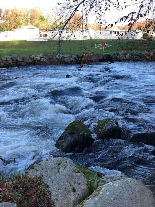 Stunning 3 Bed Riverside Cabin In Snowdonia Caeathro Eksteriør bilde