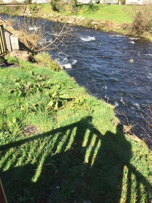 Stunning 3 Bed Riverside Cabin In Snowdonia Caeathro Eksteriør bilde